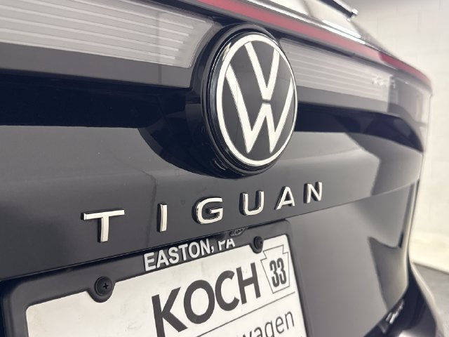 Used 2025 Volkswagen Tiguan SEL R-Line AWD/4WD image 16