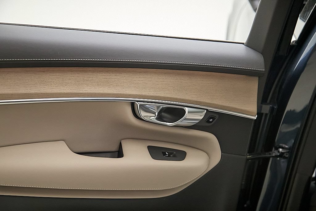 New 2026 Volvo XC90 B6 Plus w/ Protection Package AWD/4WD image 18