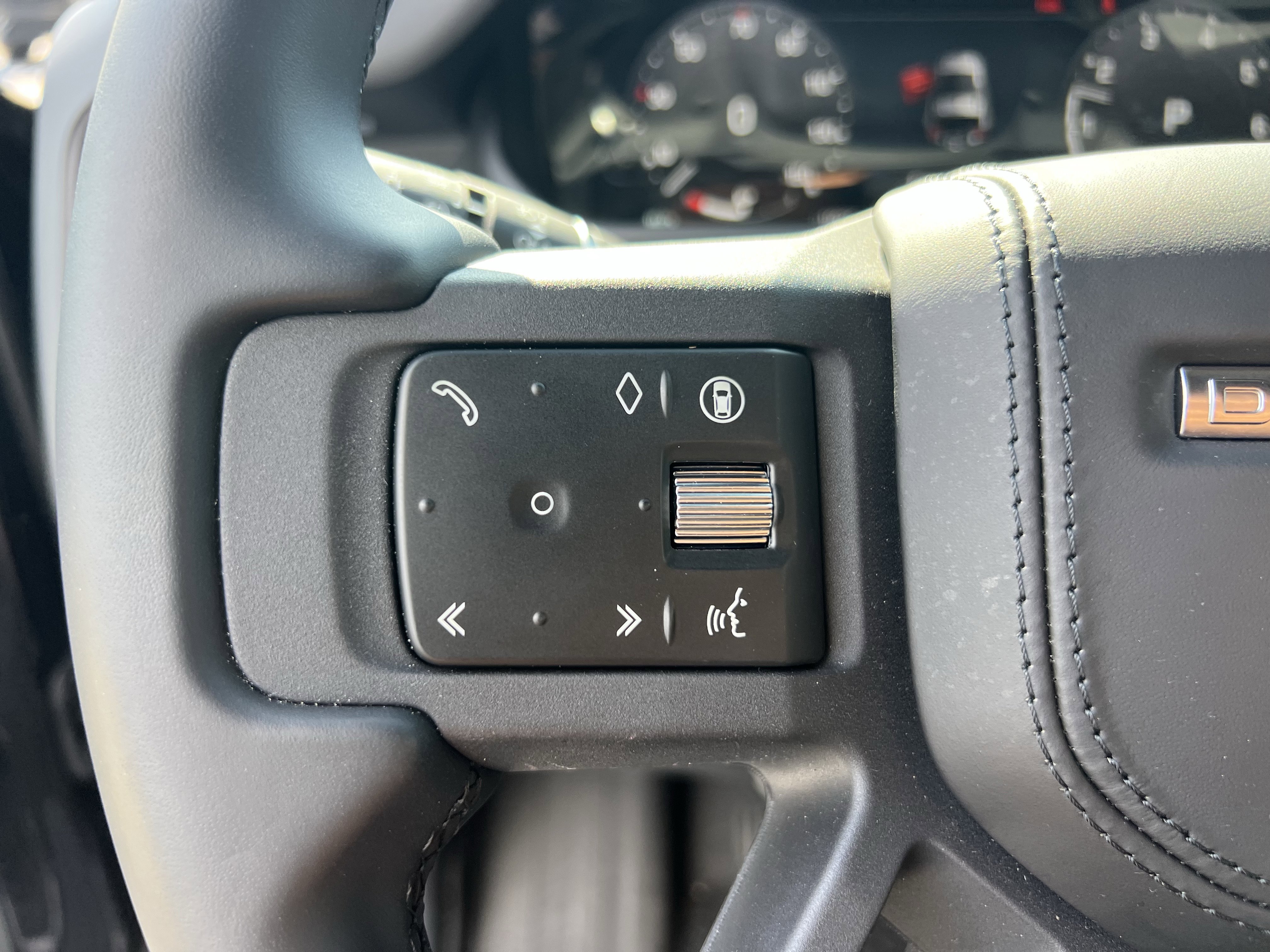 Used 2024 Land Rover Defender 90 X-Dynamic SE image 20
