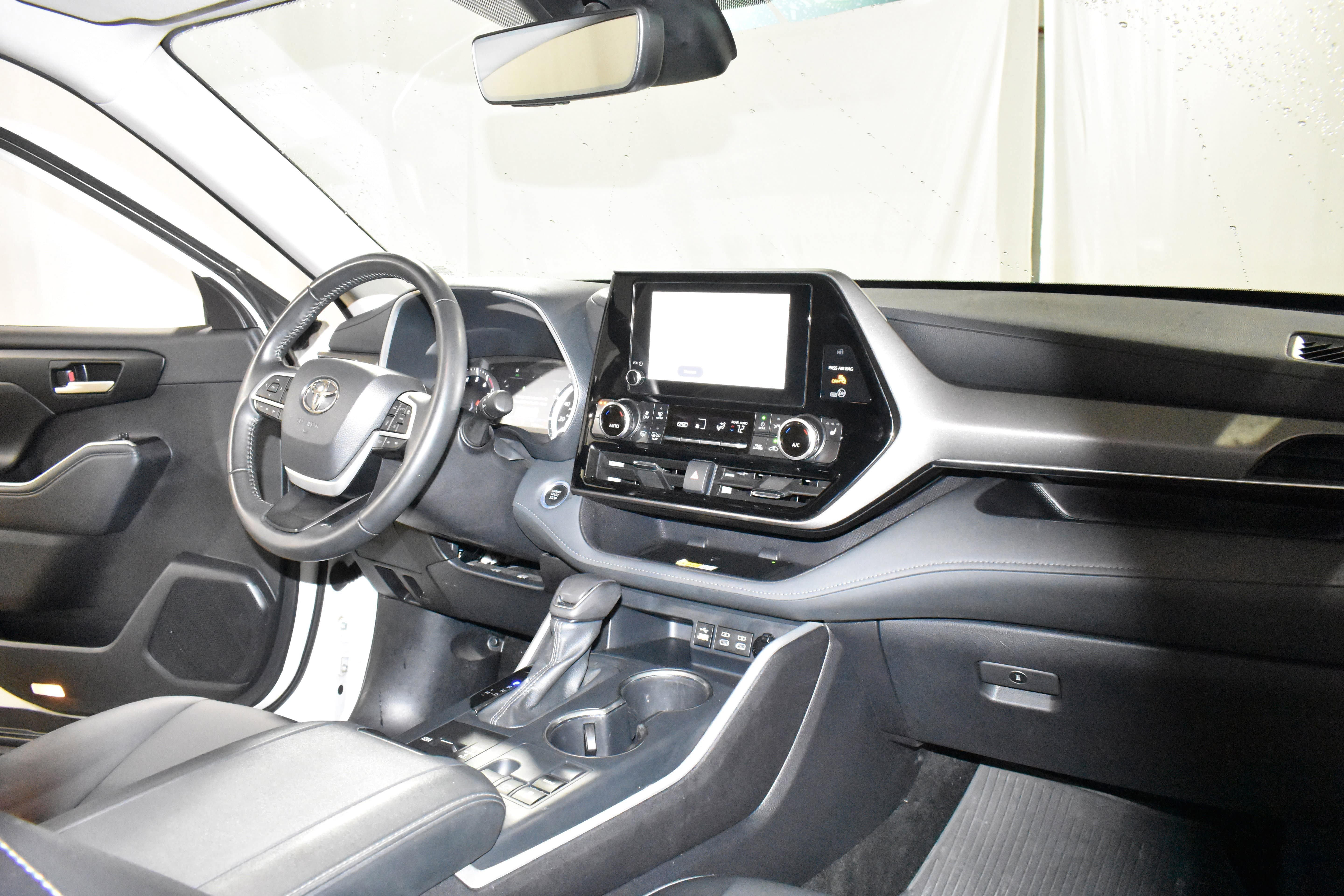 Used 2025 Toyota Highlander XLE FWD image 26