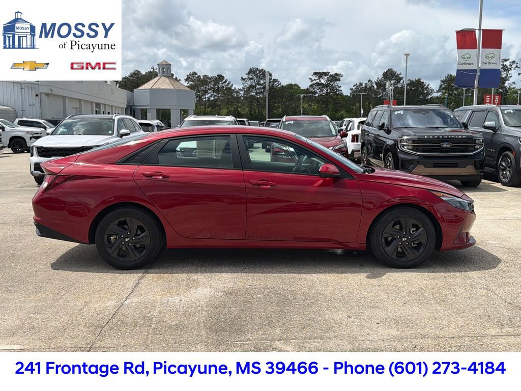 Used 2023 Hyundai Elantra SEL w/ Cargo Package image 7