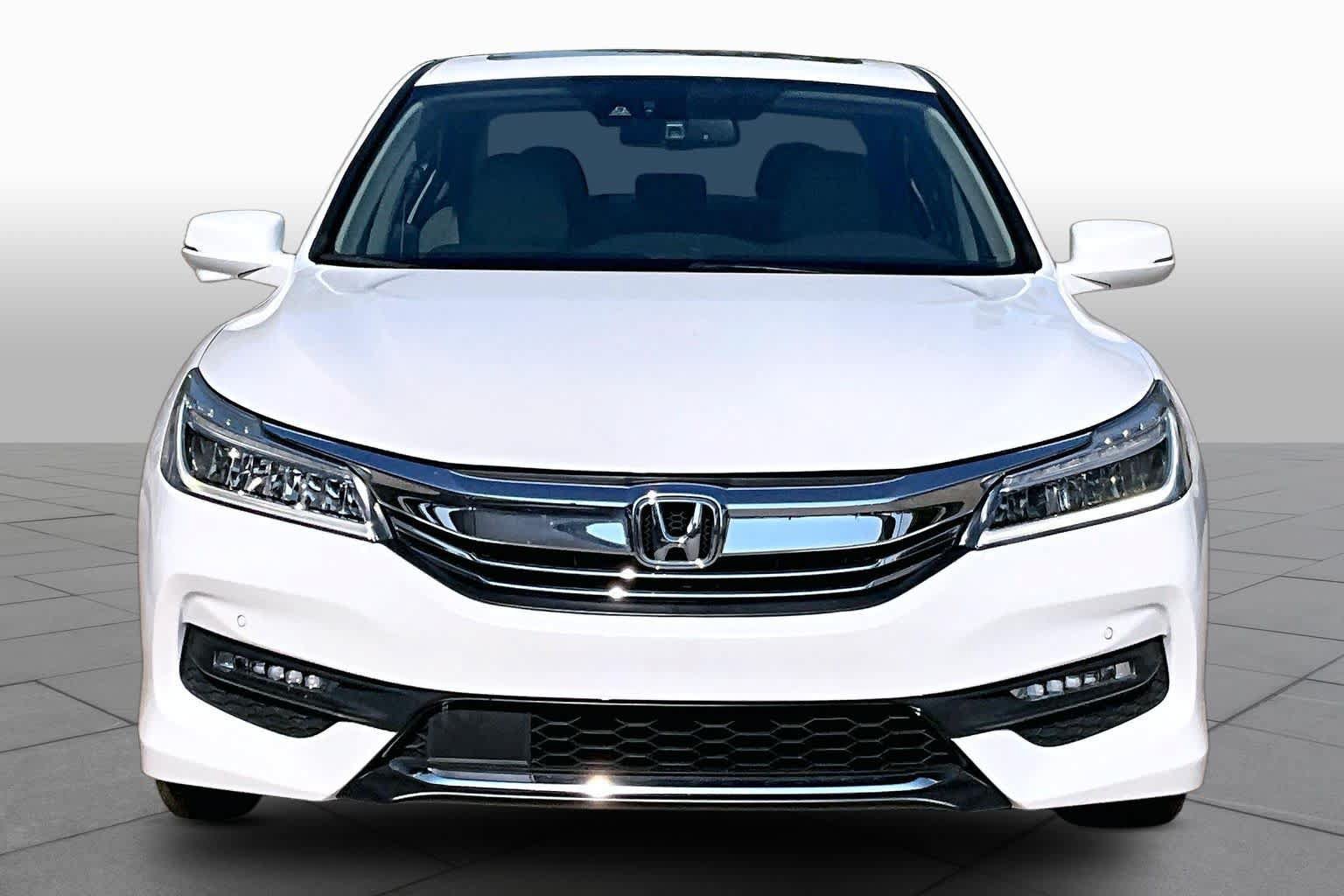Certified 2017 Honda Accord Touring image 4