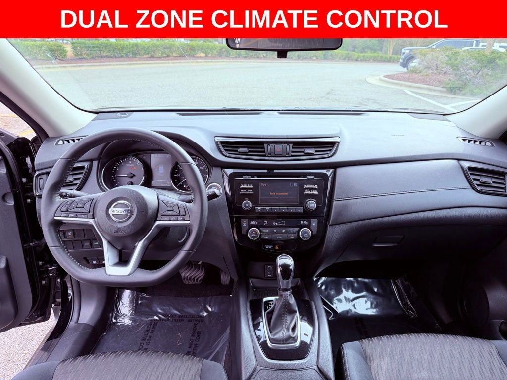 Used 2017 Nissan Rogue SV w/ Midnight Edition Package image 7