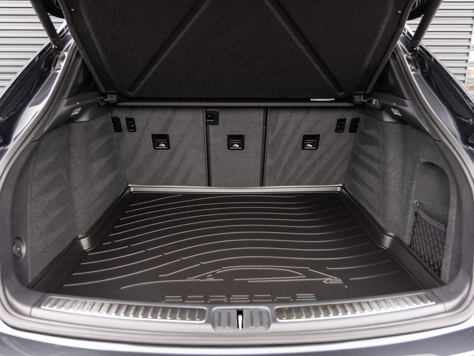 Certified 2025 Porsche Macan AWD/4WD image 28