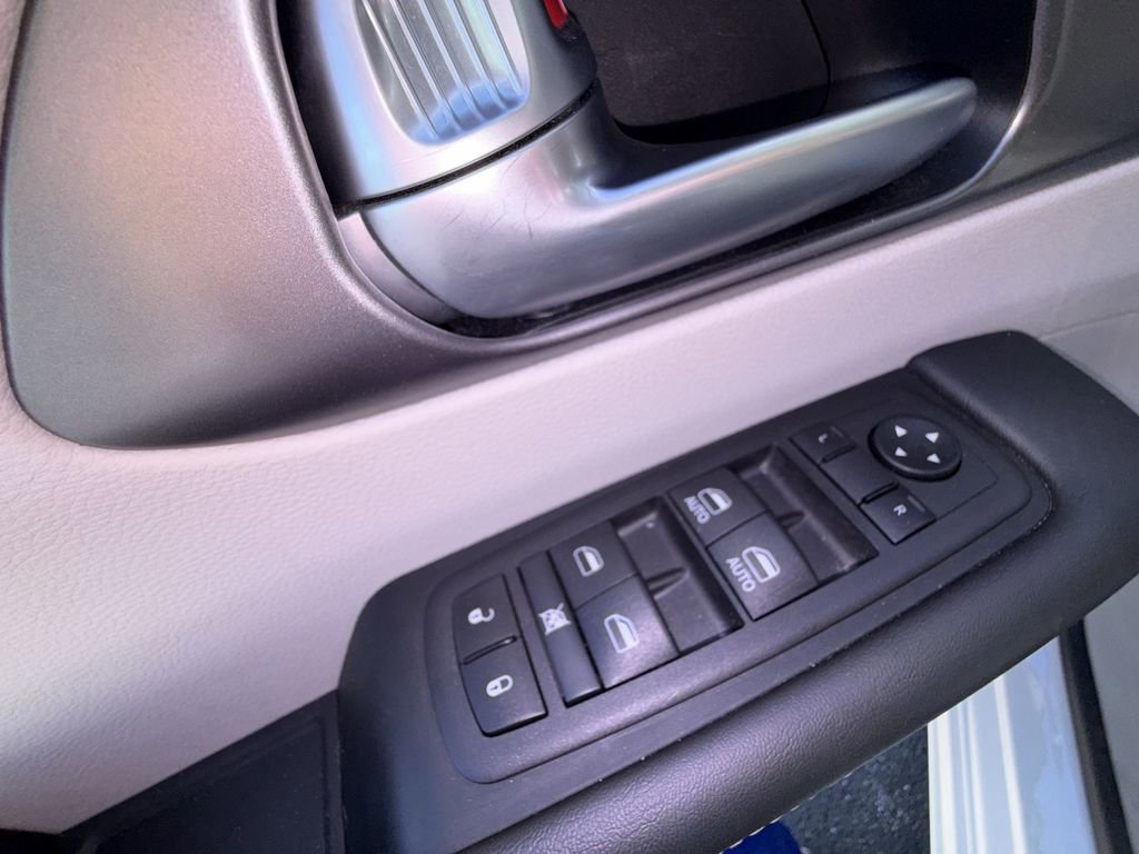 Used 2024 Chrysler Pacifica Touring-L FWD image 13
