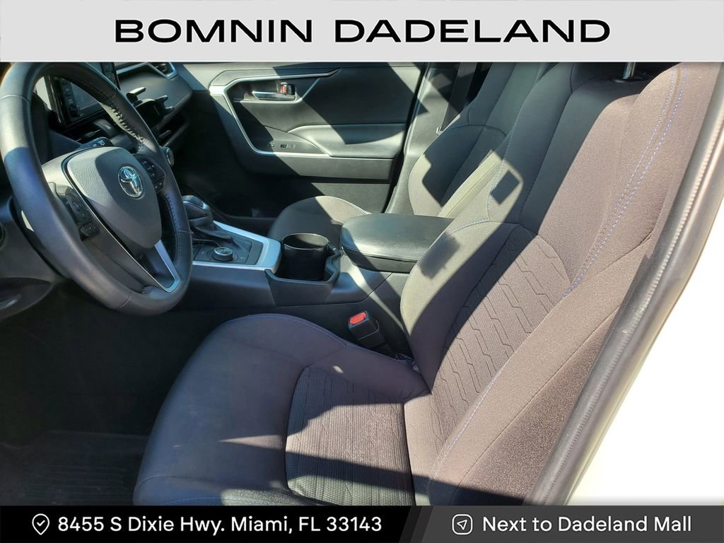 Used 2022 Toyota RAV4 SE image 16