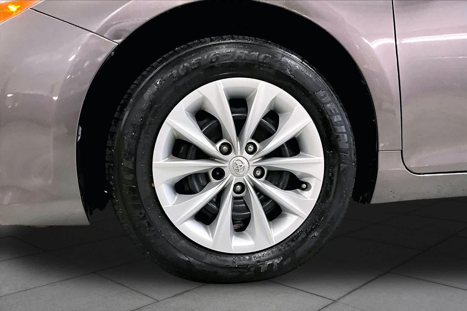 Used 2015 Toyota Camry LE FWD image 10