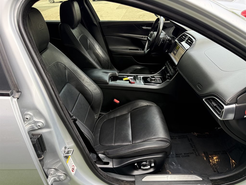 Used 2018 Jaguar XE S RWD image 18