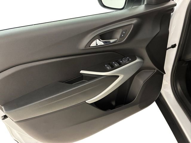 Used 2025 Chevrolet Trax RS w/ Sunroof Package image 13