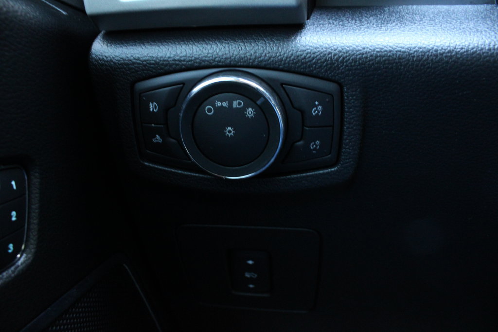 Used 2015 Ford F150 Lariat w/ Equipment Group 502A Luxury AWD/4WD image 9