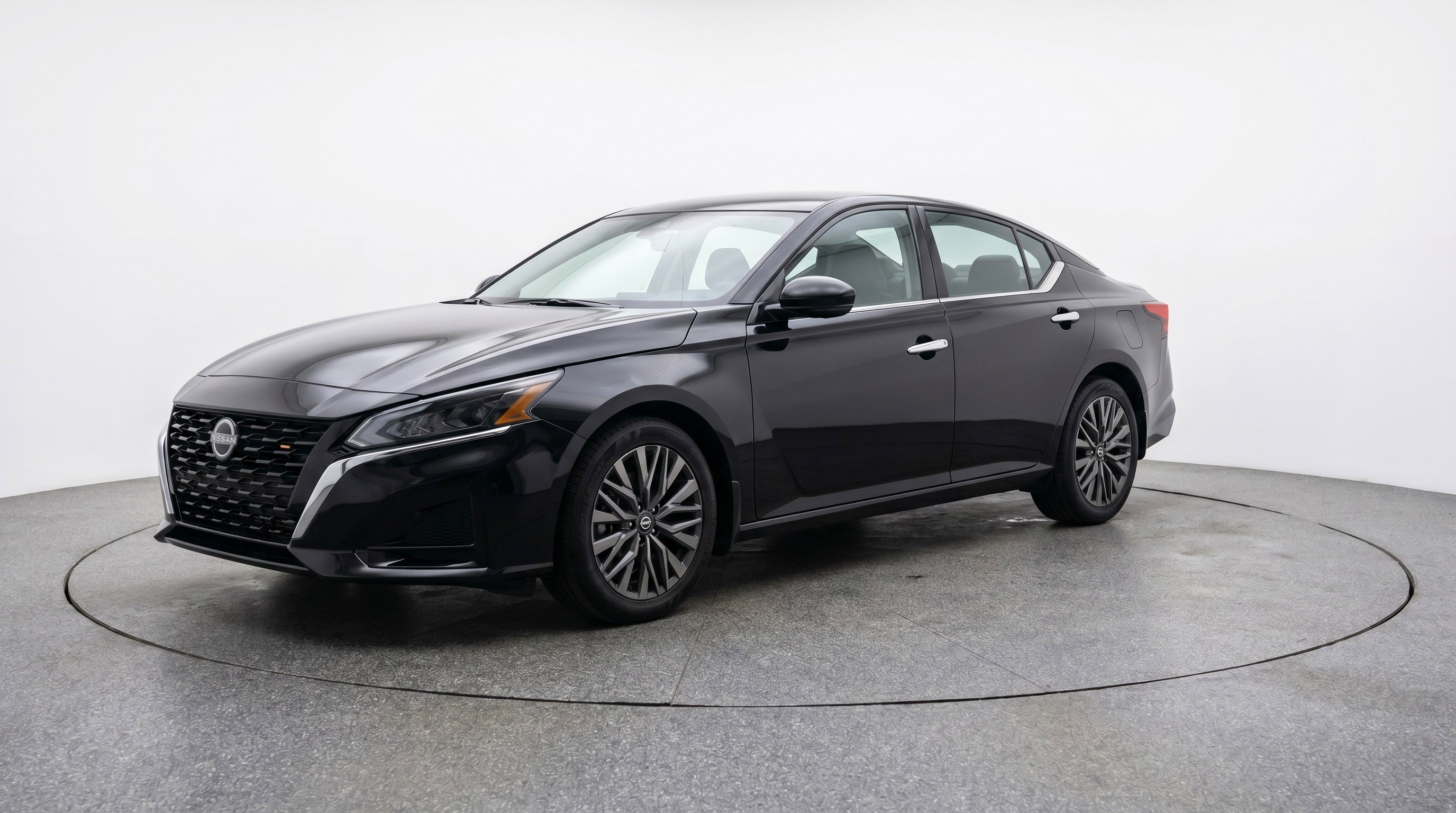 Used 2025 Nissan Altima 2.5 SV FWD image 3