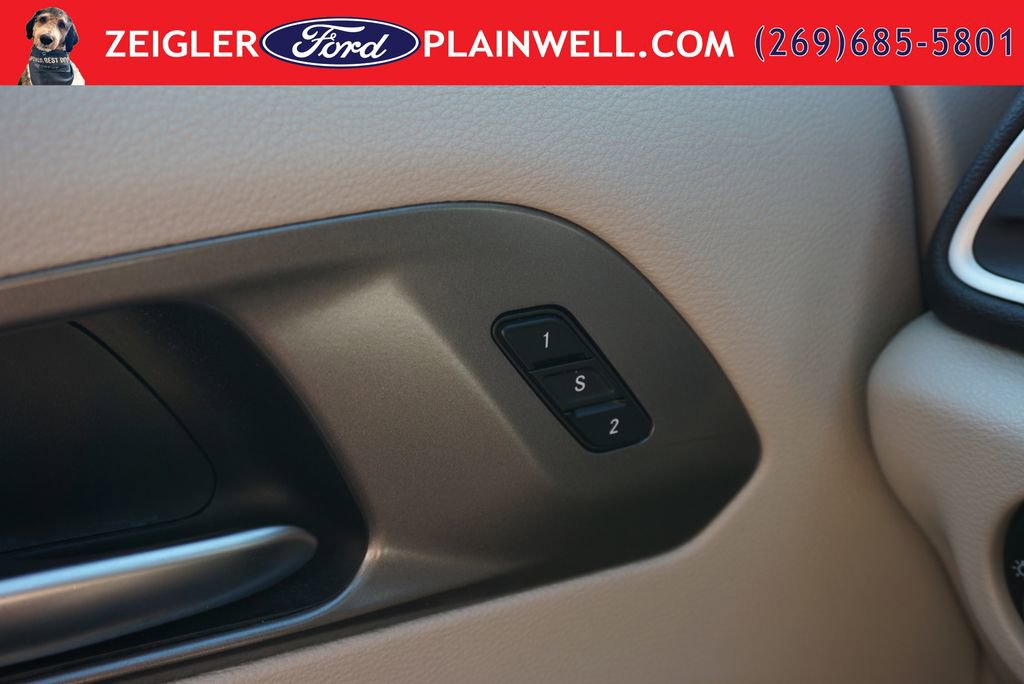 Used 2024 Chrysler Pacifica Touring-L FWD image 32