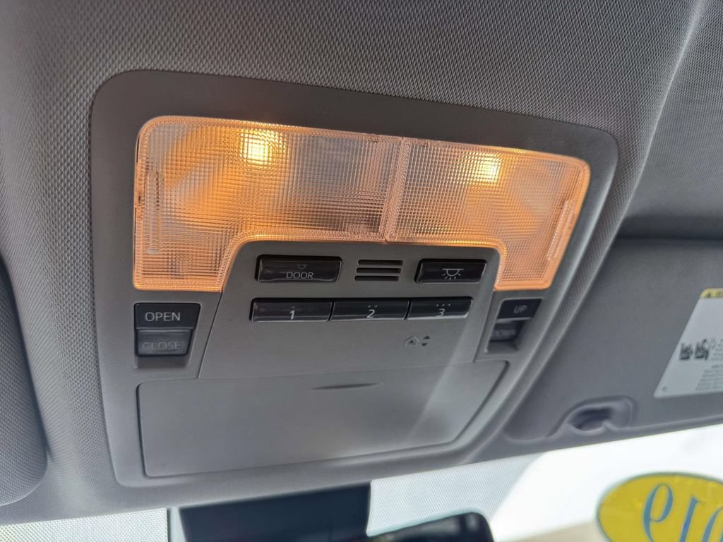 Used 2019 Toyota Highlander XLE AWD/4WD image 30