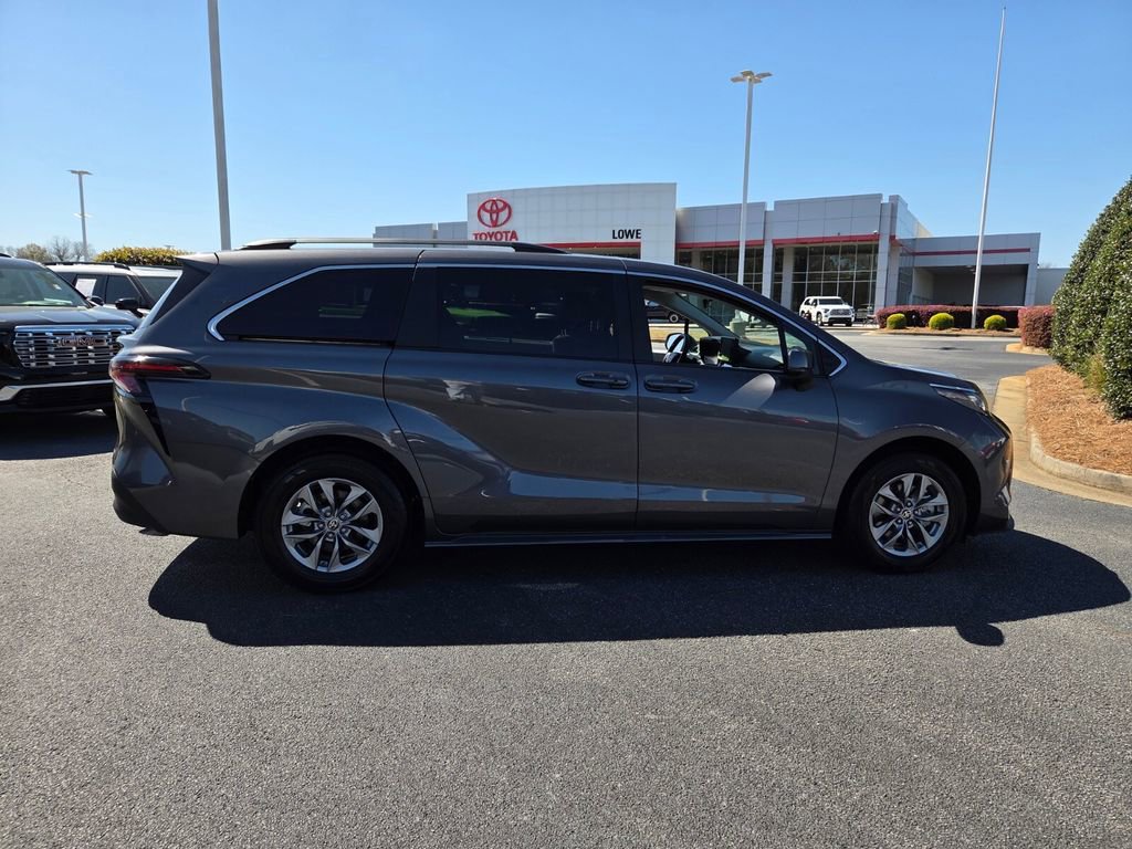 Used 2025 Toyota Sienna LE image 14