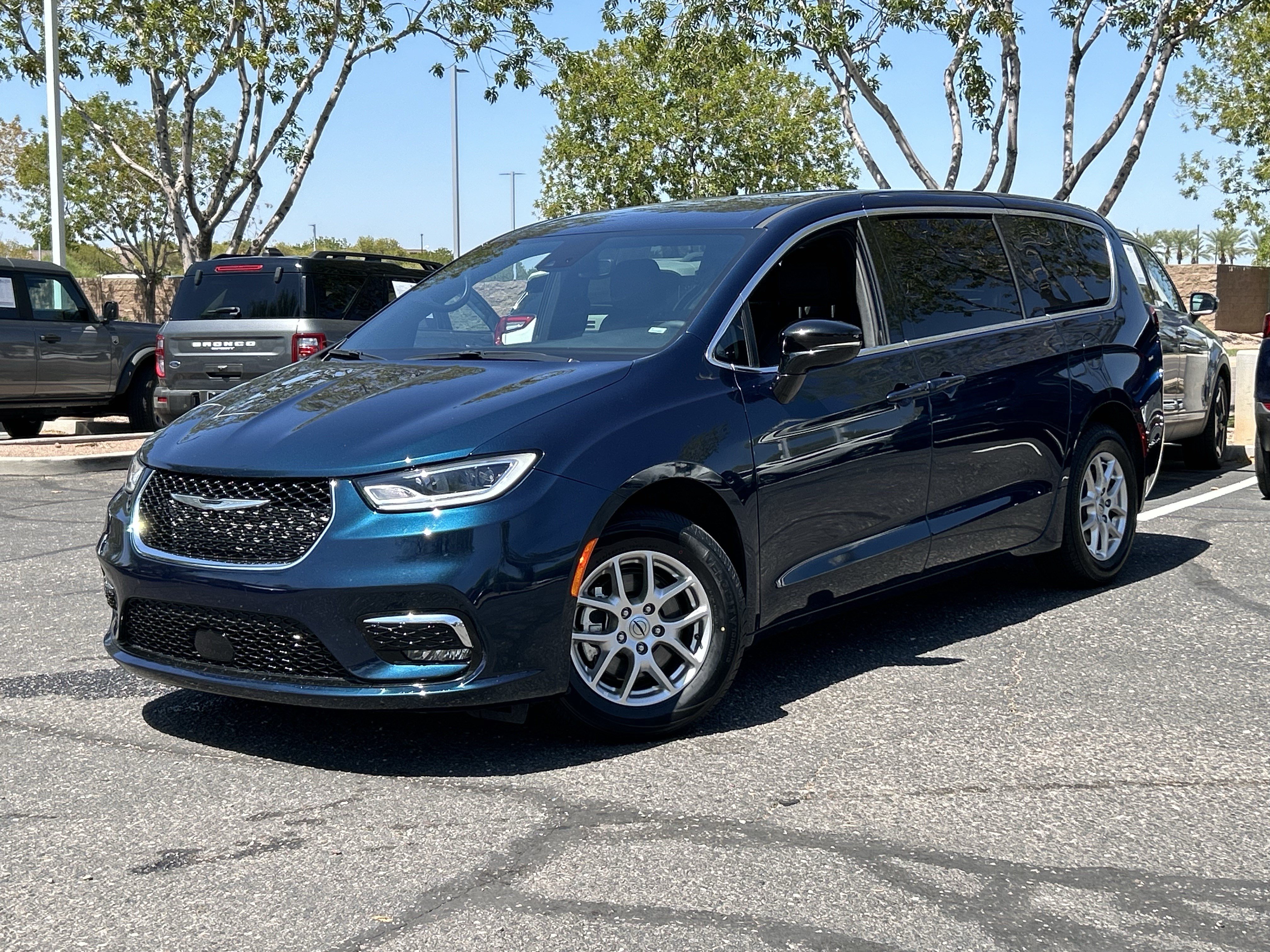 Used 2025 Chrysler Pacifica Select FWD image 32