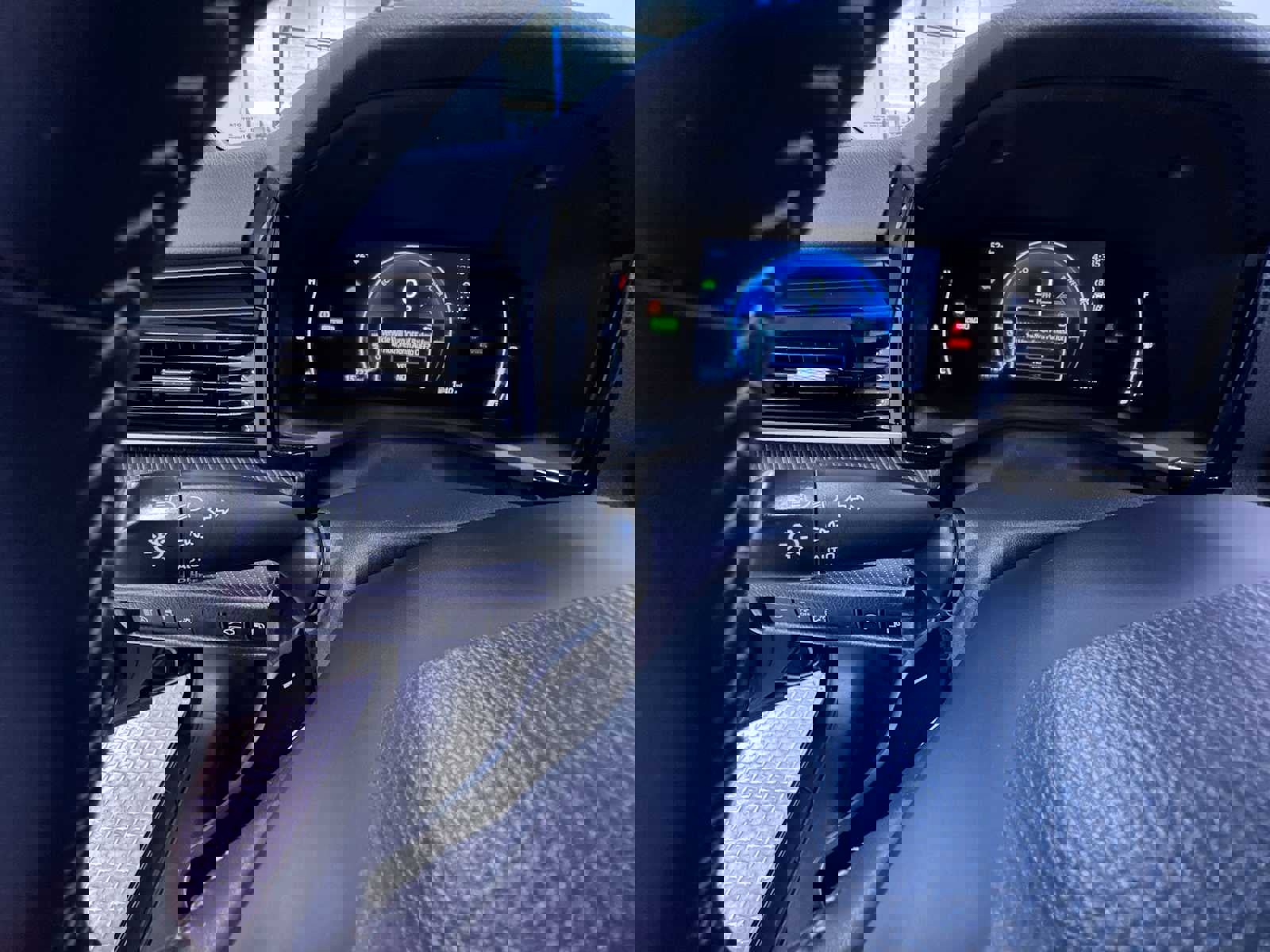 Used 2025 Toyota Camry SE w/ Convenience Package image 18