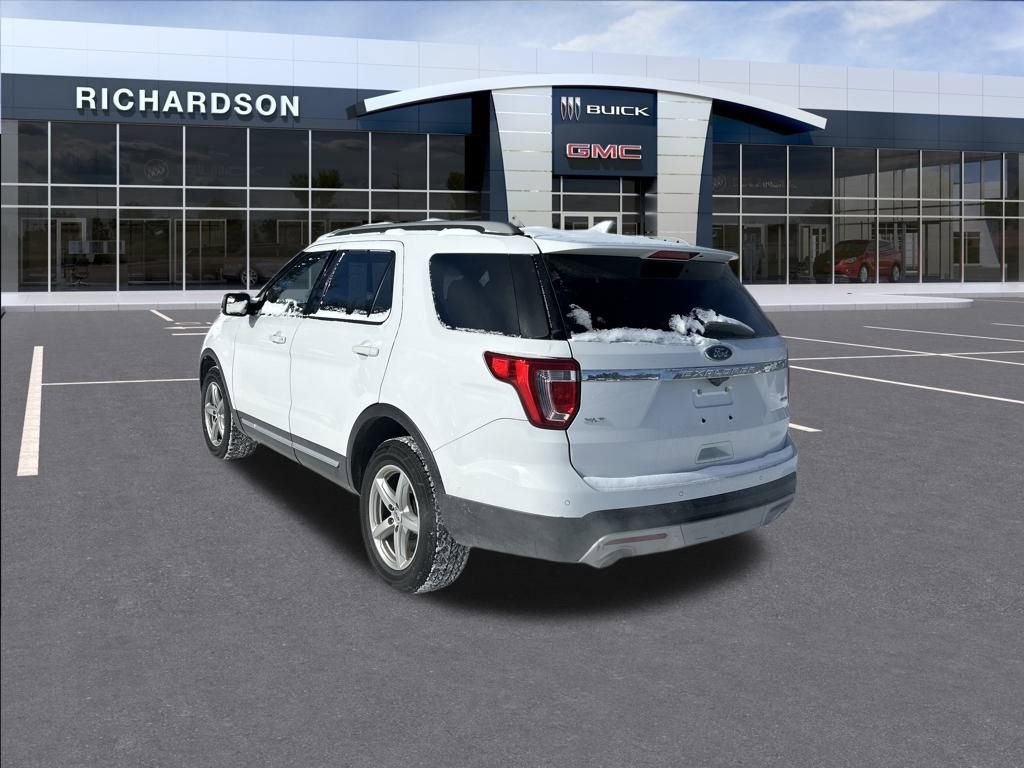 Used 2017 Ford Explorer XLT w/ Equipment Group 202A image 3