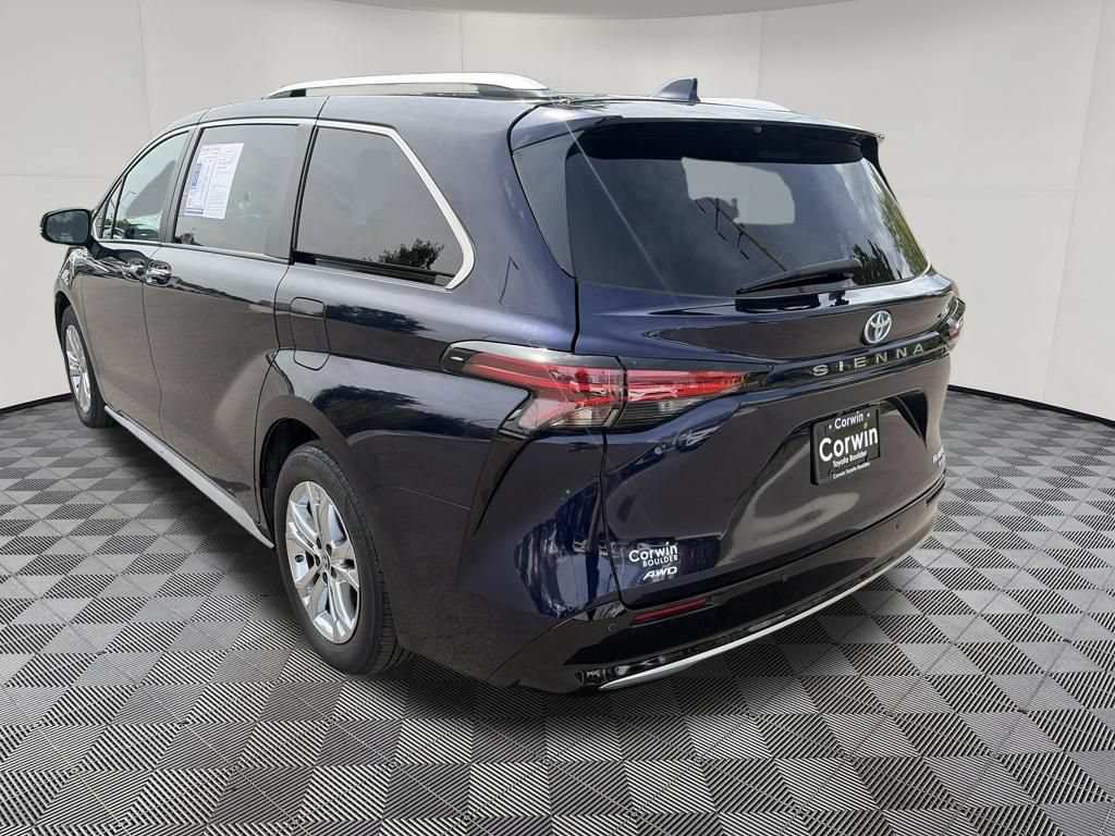 Used 2023 Toyota Sienna Platinum AWD/4WD image 6