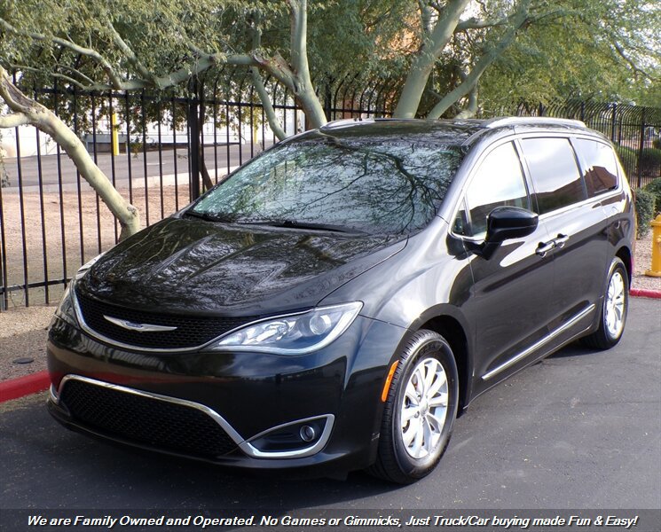 Used 2018 Chrysler Pacifica Touring-L FWD image 3