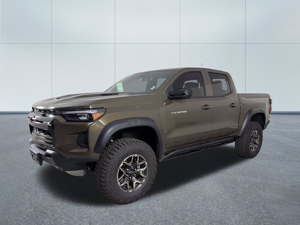 Used 2025 Chevrolet Colorado ZR2 w/ Technology Package AWD/4WD image 3