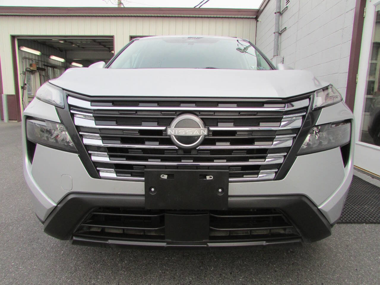 Used 2024 Nissan Rogue SV image 2