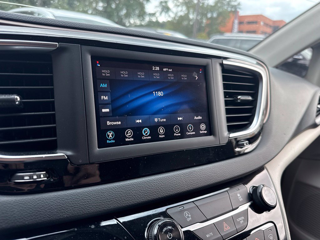 Used 2020 Chrysler Voyager Lxi FWD image 29