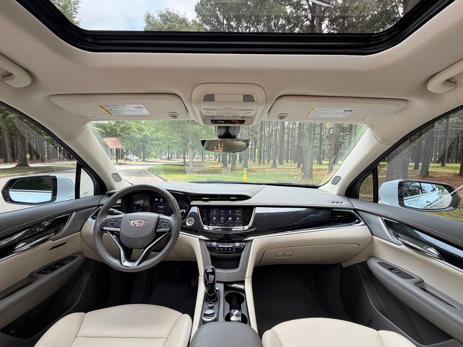 Used 2025 Cadillac XT6 Premium Luxury w/ Technology Package FWD image 2