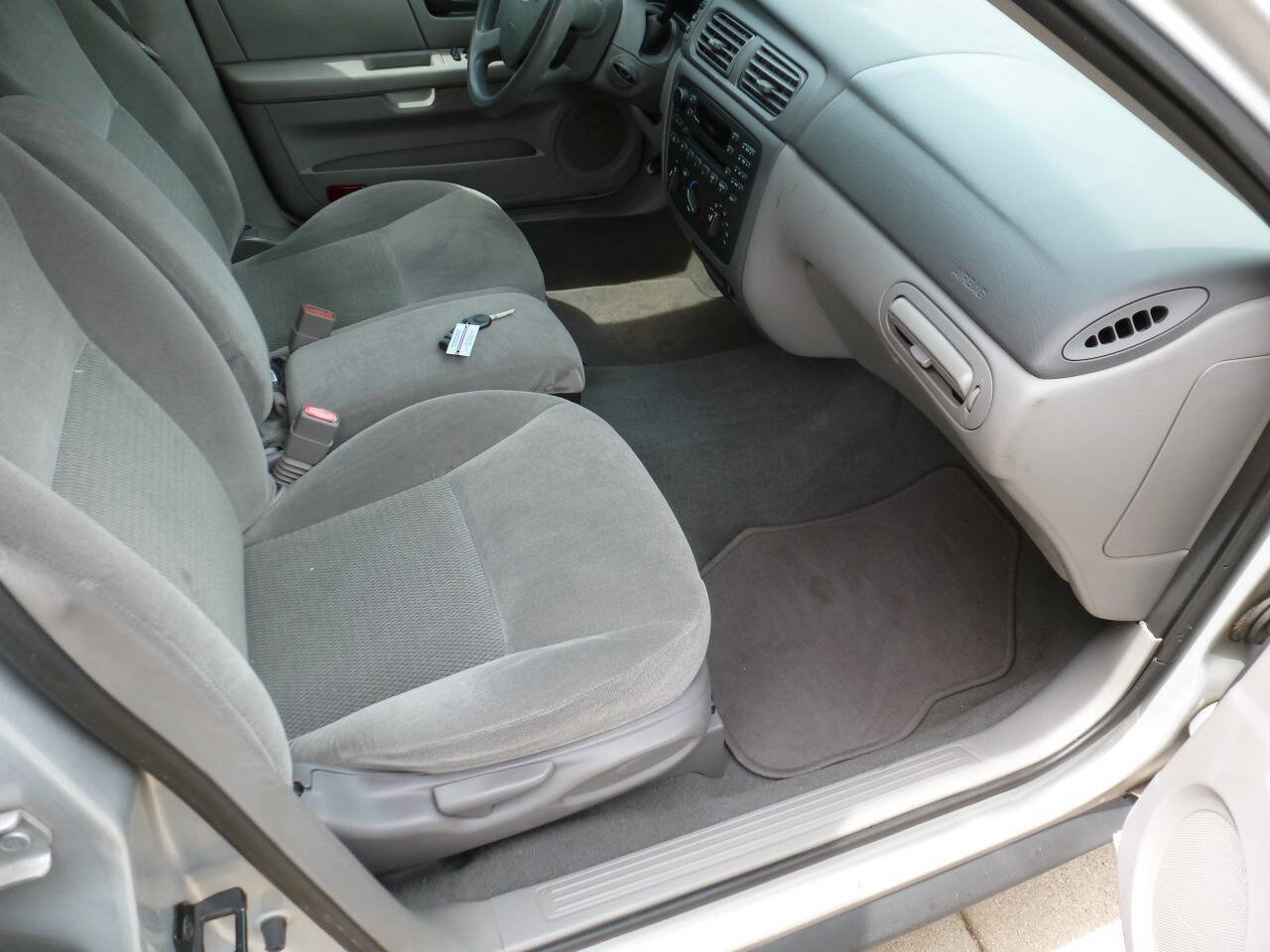 Used 2007 Ford Taurus SE FWD image 12