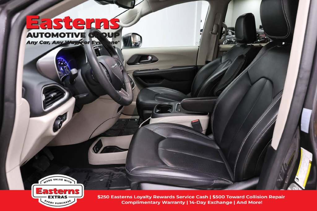 Used 2023 Chrysler Pacifica Touring-L FWD image 15