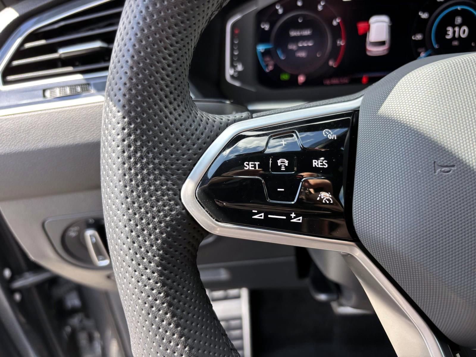 Used 2024 Volkswagen Tiguan SEL R-Line image 17