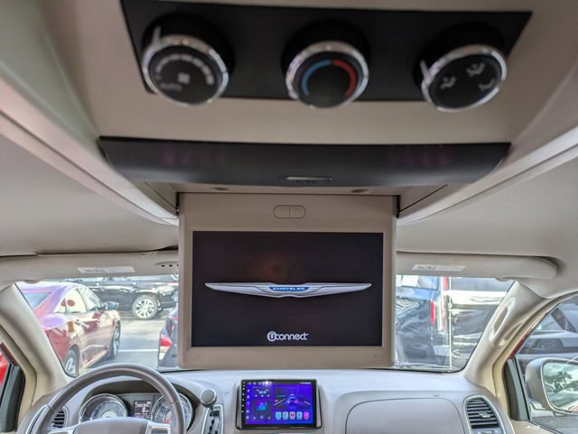 Used 2014 Chrysler Town & Country Touring image 12