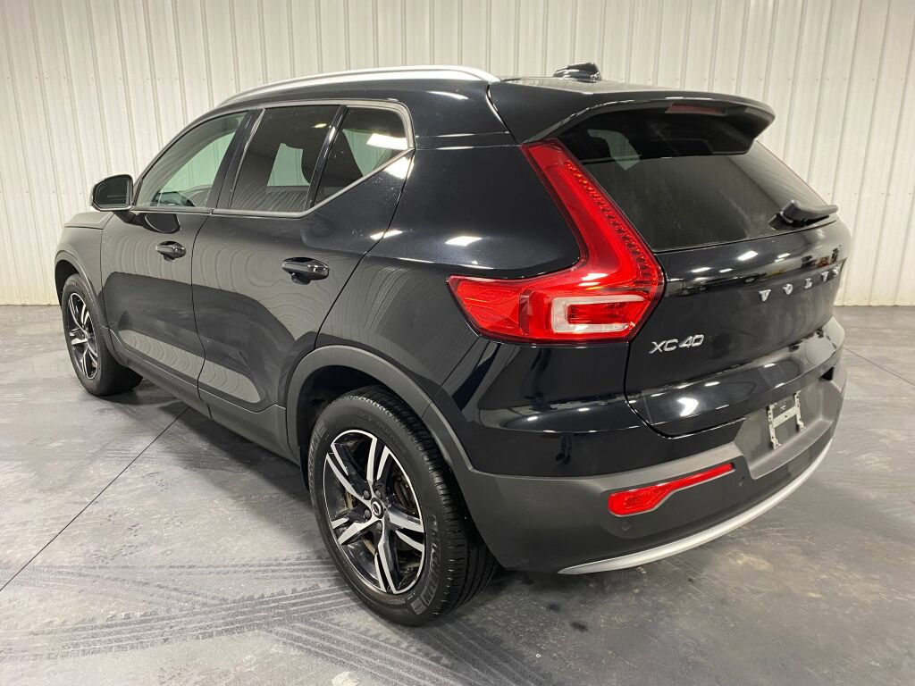 Used 2023 Volvo XC40 B5 Core image 3