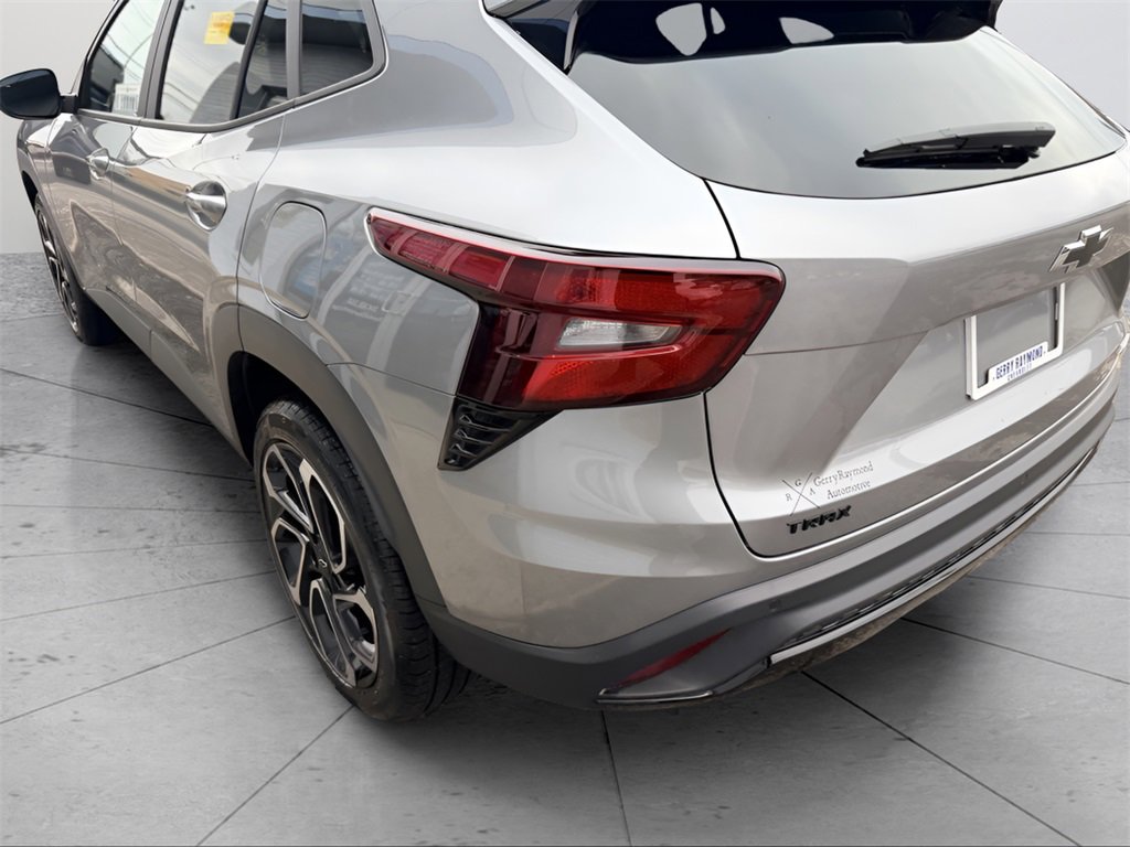 Used 2025 Chevrolet Trax RS w/ Driver Confidence Package image 8