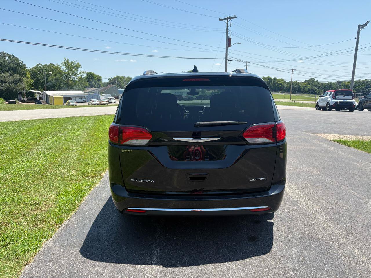 Used 2017 Chrysler Pacifica Limited w/ UConnect Theater Package FWD image 3