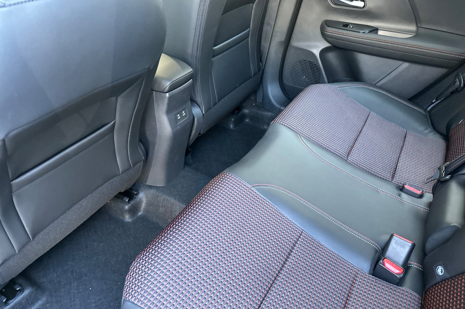 New 2025 Nissan Kicks SR image 9