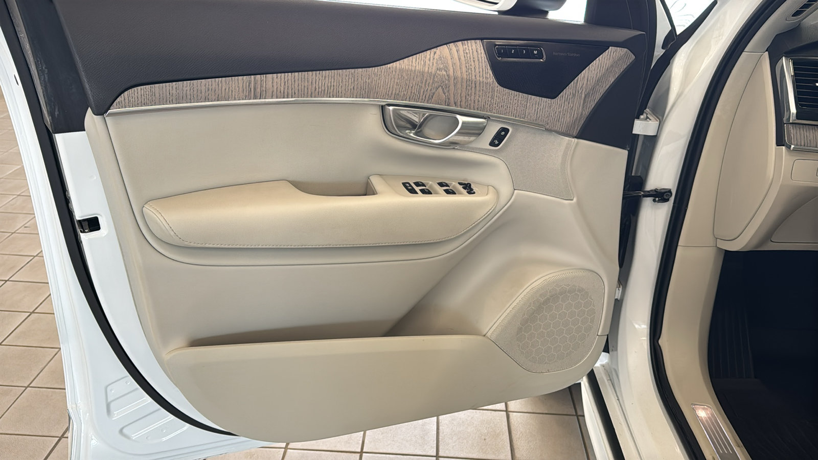 Used 2024 Volvo XC90 B6 Plus w/ Protection Package Premier AWD/4WD image 21