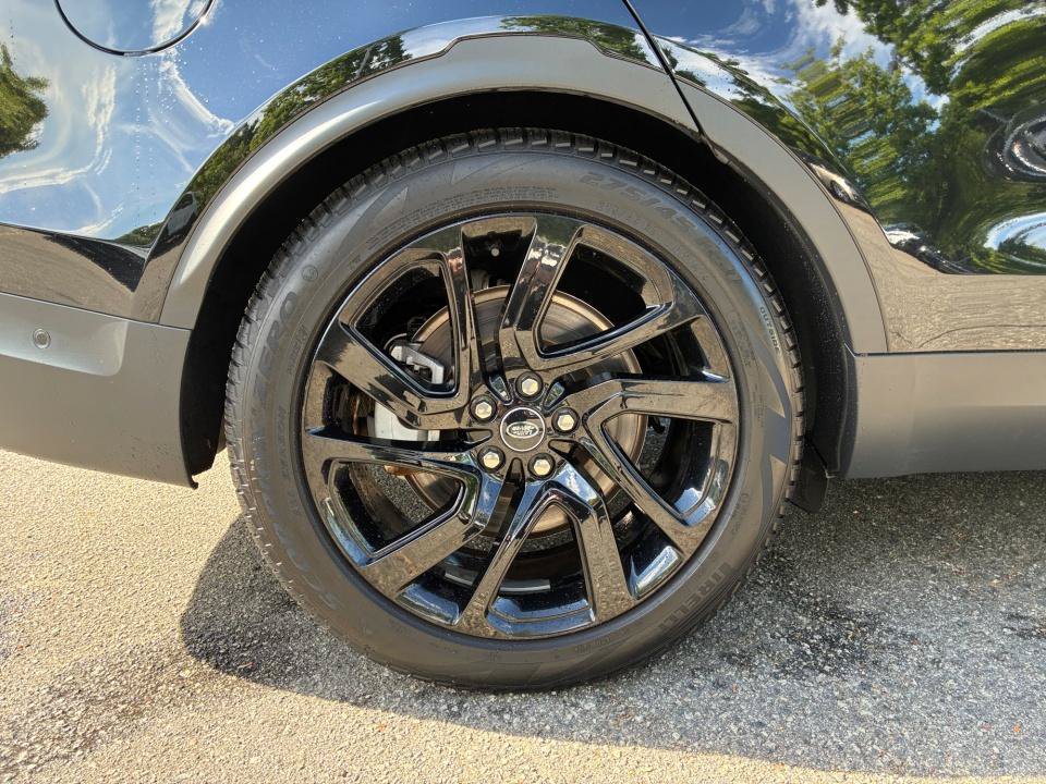 Certified 2025 Land Rover Discovery S AWD/4WD image 23