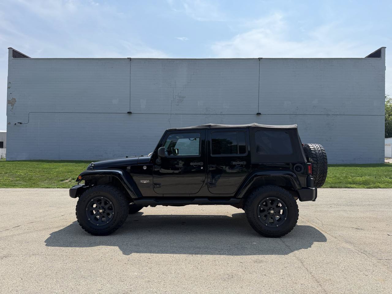 Used 2012 Jeep Wrangler Unlimited Sahara w/ Dual Top Group AWD/4WD image 4