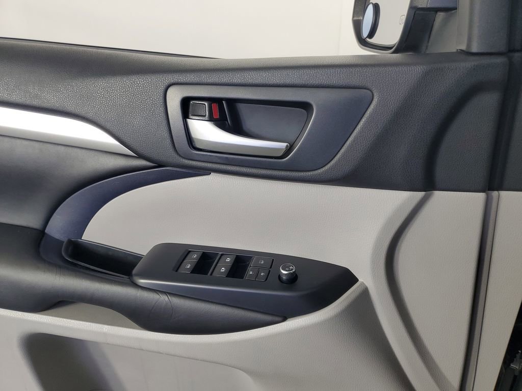 Used 2019 Toyota Highlander XLE image 29