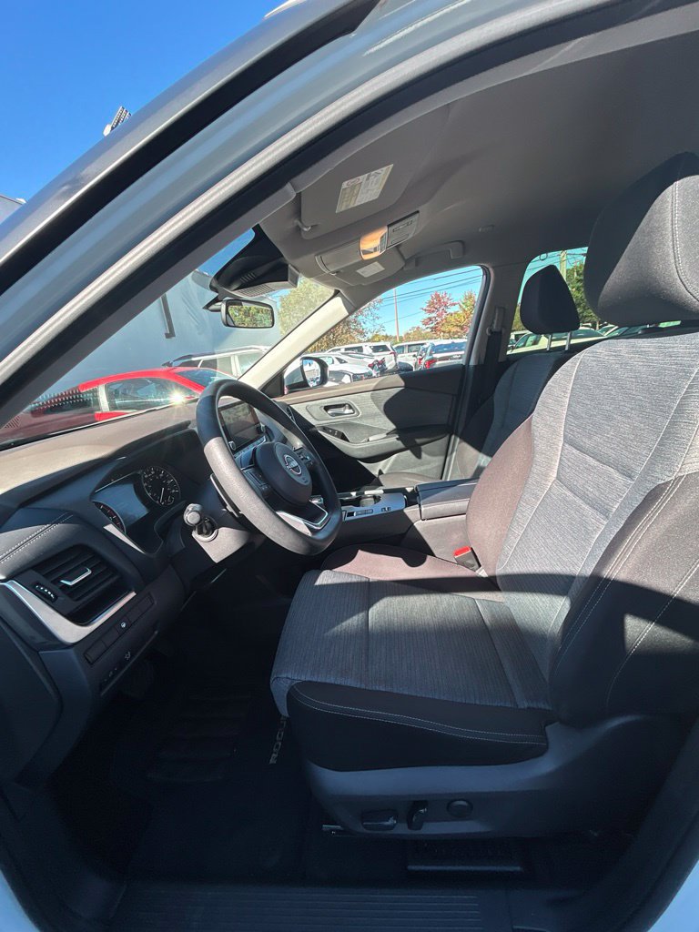 Used 2023 Nissan Rogue SV FWD image 12
