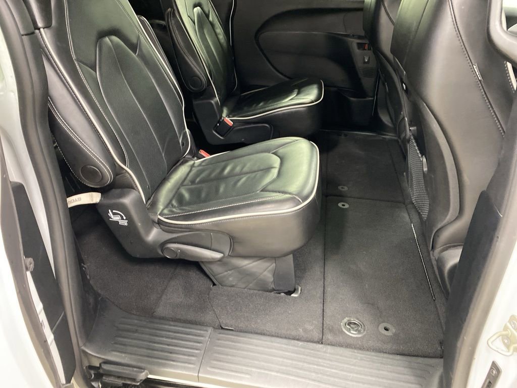 Used 2025 Chrysler Pacifica Limited image 14