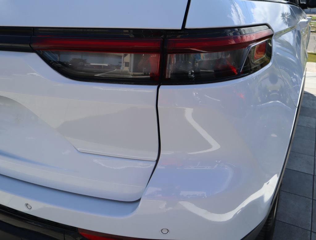 Used 2024 Jeep Grand Cherokee Altitude RWD image 16