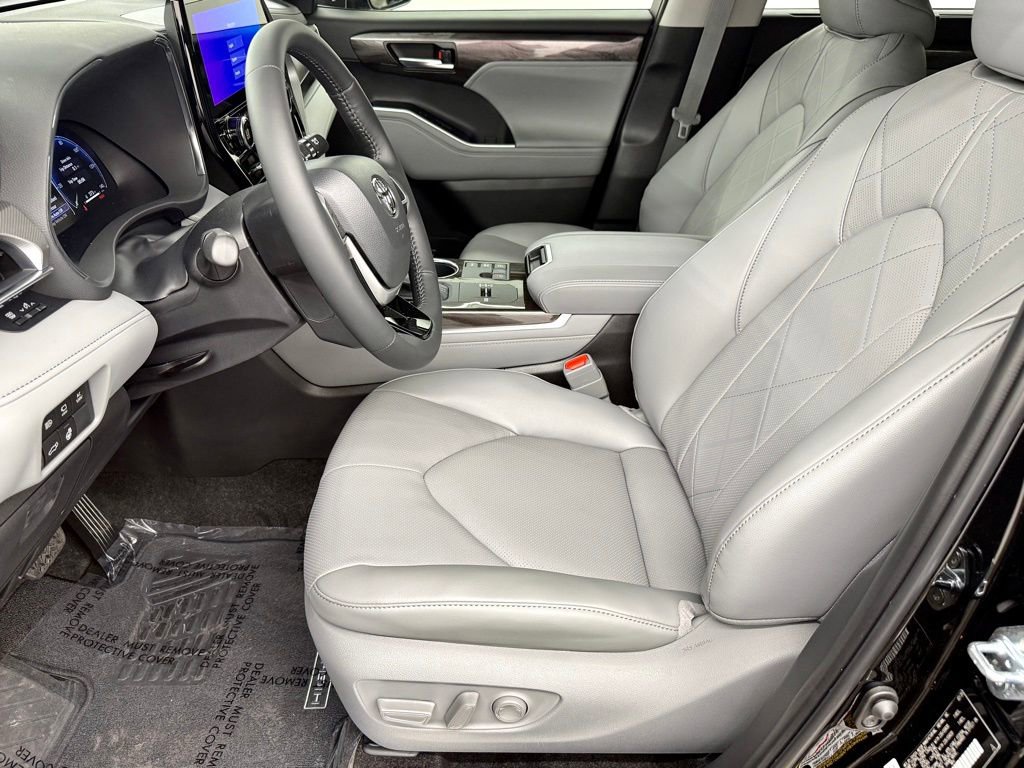 Used 2026 Toyota Highlander Platinum image 20