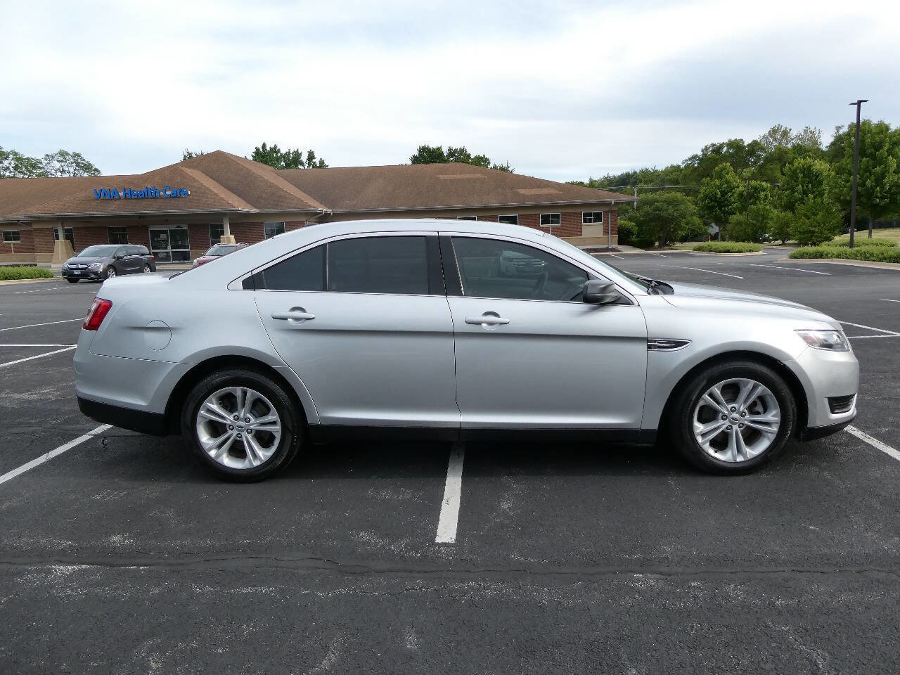 Used 2017 Ford Taurus SE FWD image 4