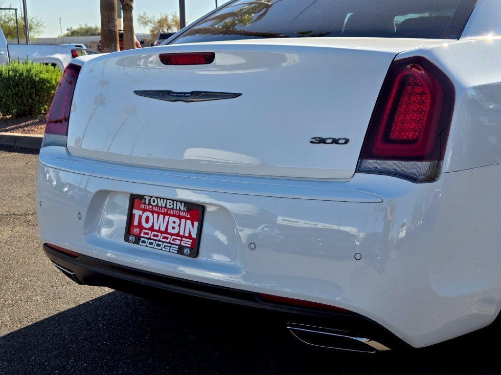Used 2022 Chrysler 300 Touring L w/ Popular Equipment Group RWD image 5