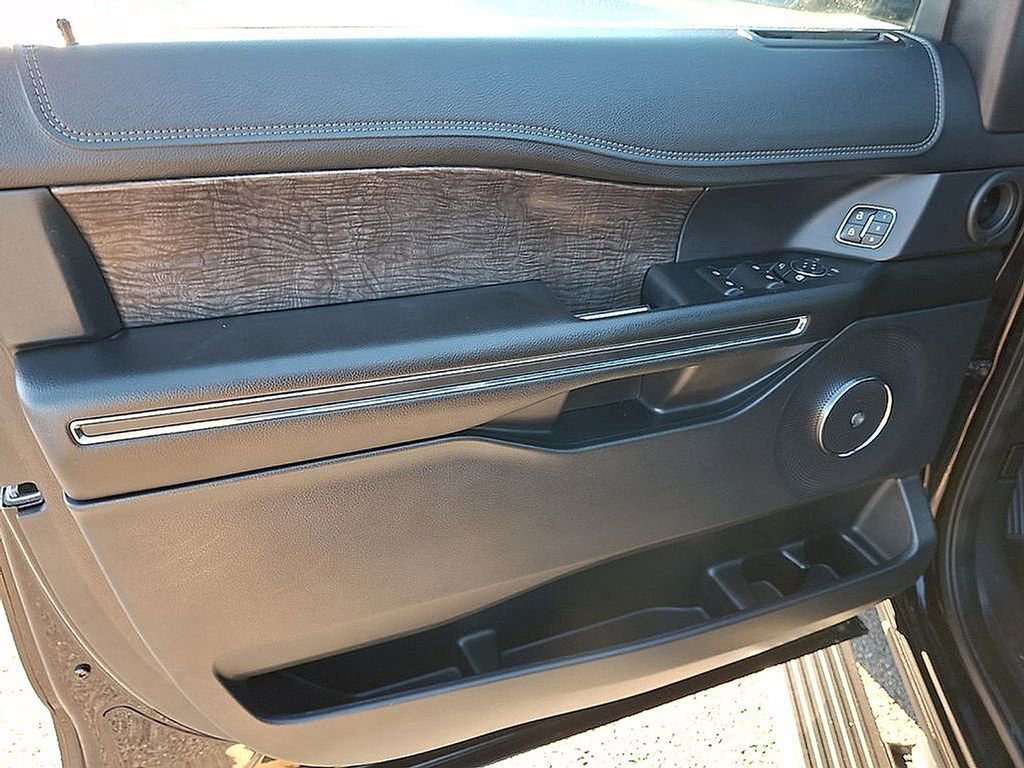 Used 2019 Ford Expedition Limited w/ Cargo Package image 18