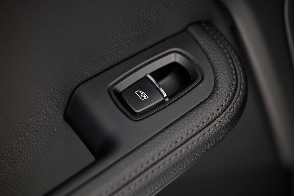 Certified 2025 Porsche Macan image 28