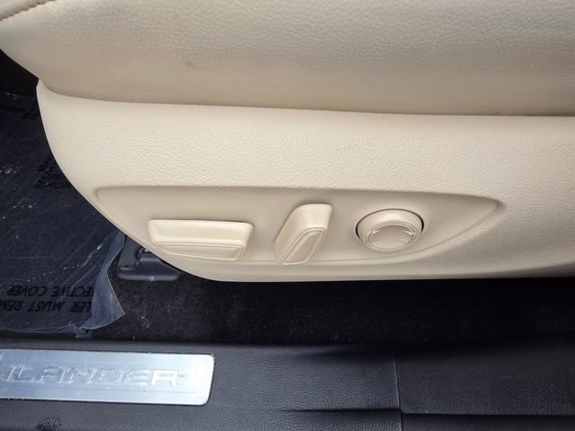 Used 2025 Toyota Highlander Limited FWD image 30
