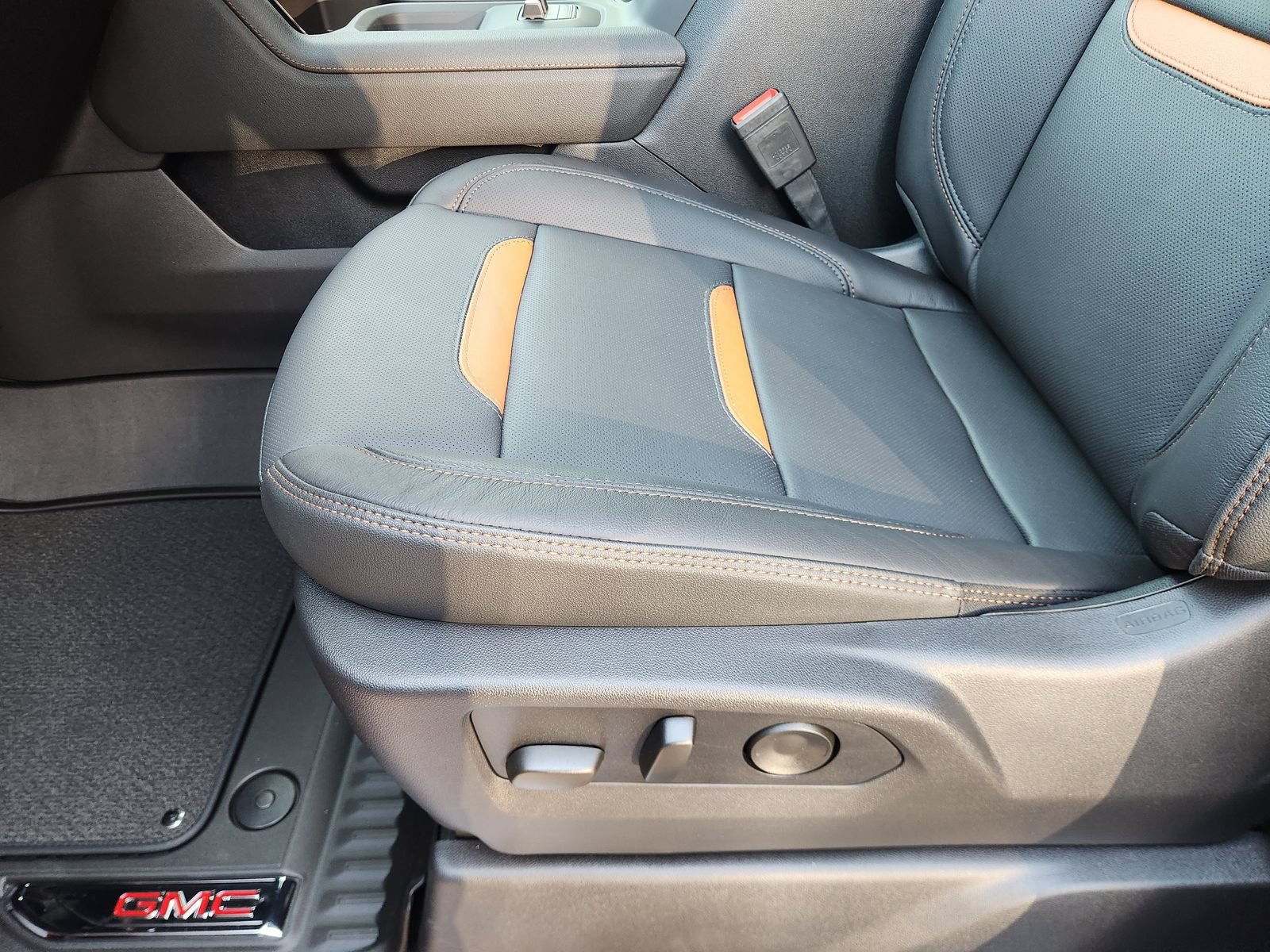 New 2026 GMC Sierra 2500 AT4 w/ AT4 Premium Plus Package AWD/4WD image 28