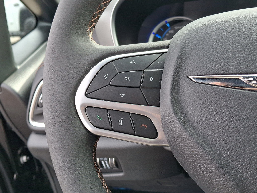 Certified 2025 Chrysler Pacifica Pinnacle FWD image 22